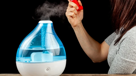 Asthma inhaler and humidifier